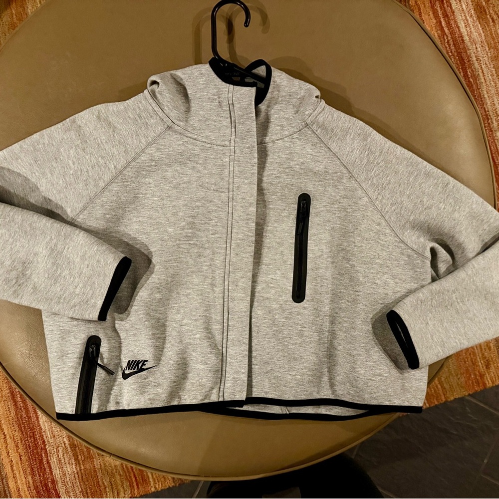 LIKE BRAND NEE Nike Light Gray Hoodie with Black Details (crop length)